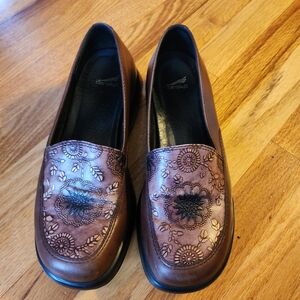 Dansko Mandolin Platform Loafer Brown Size 41 Chunky Leather Embossed Design